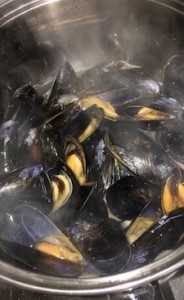 Mussels-Graten-with-red-pesto-01b