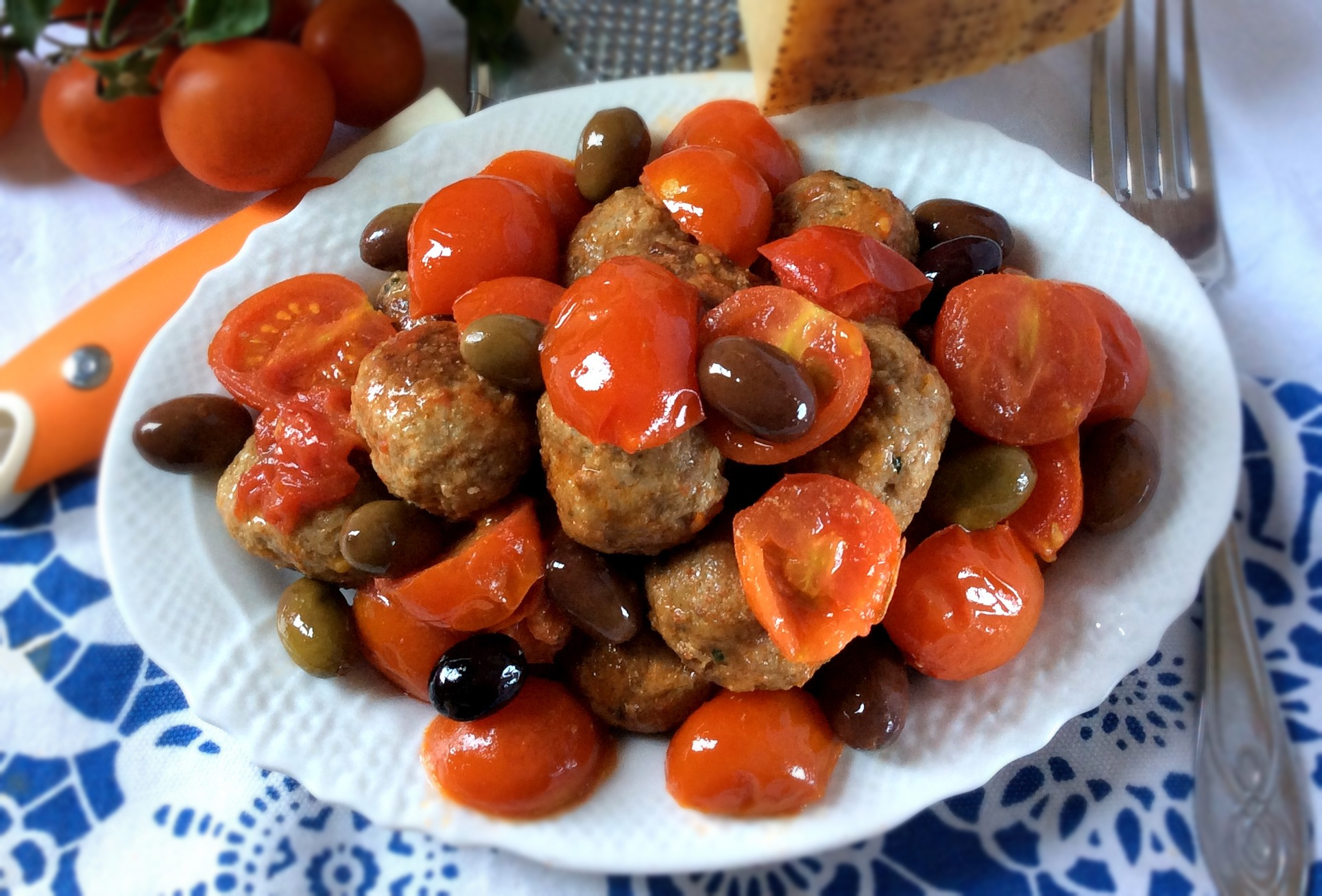 bl_feat_2_meatballs_cherrytomatoes_olives_plate8_contrast