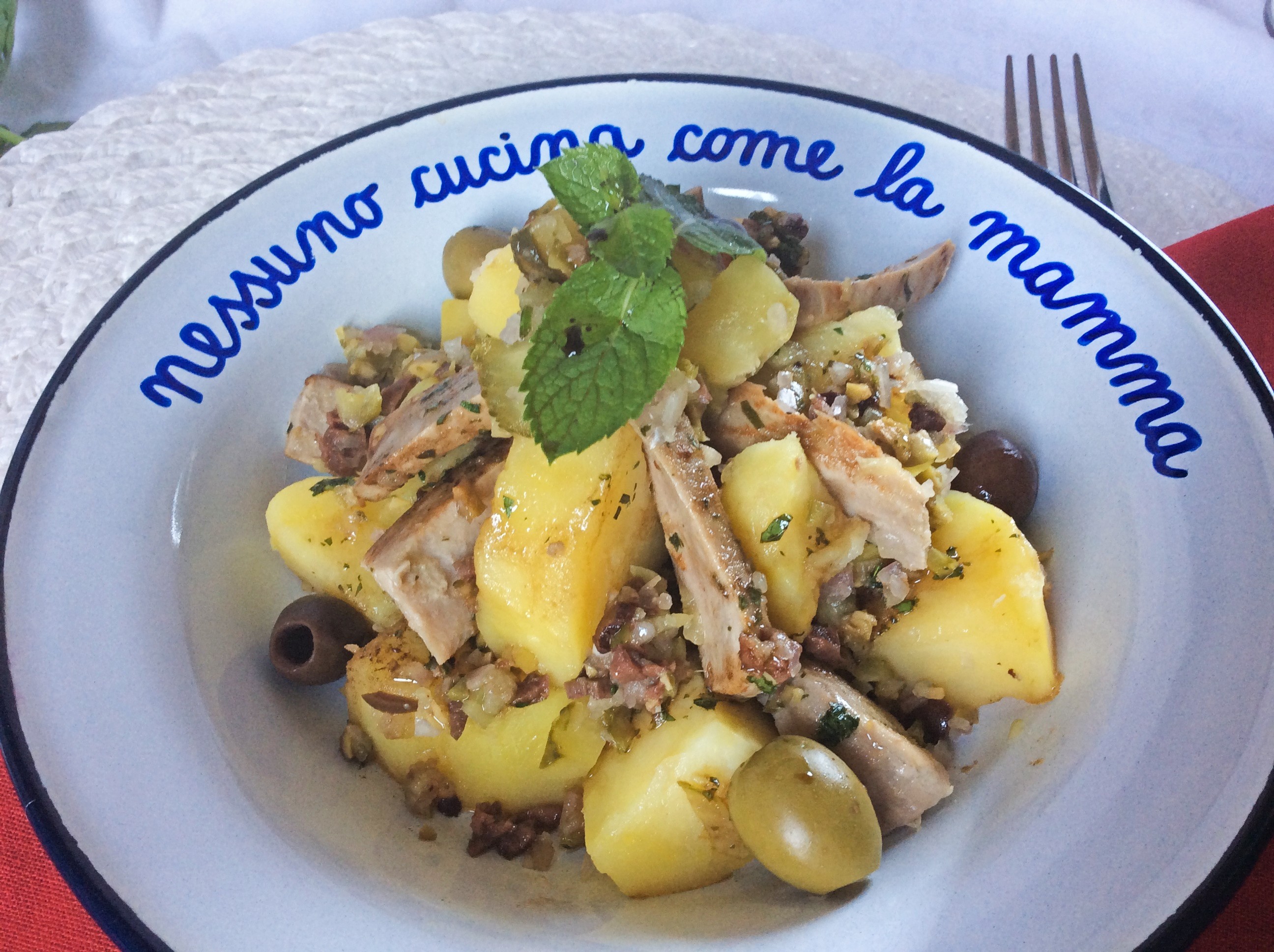 Fresh_tuna_salad_potatoes_olives_balsamic