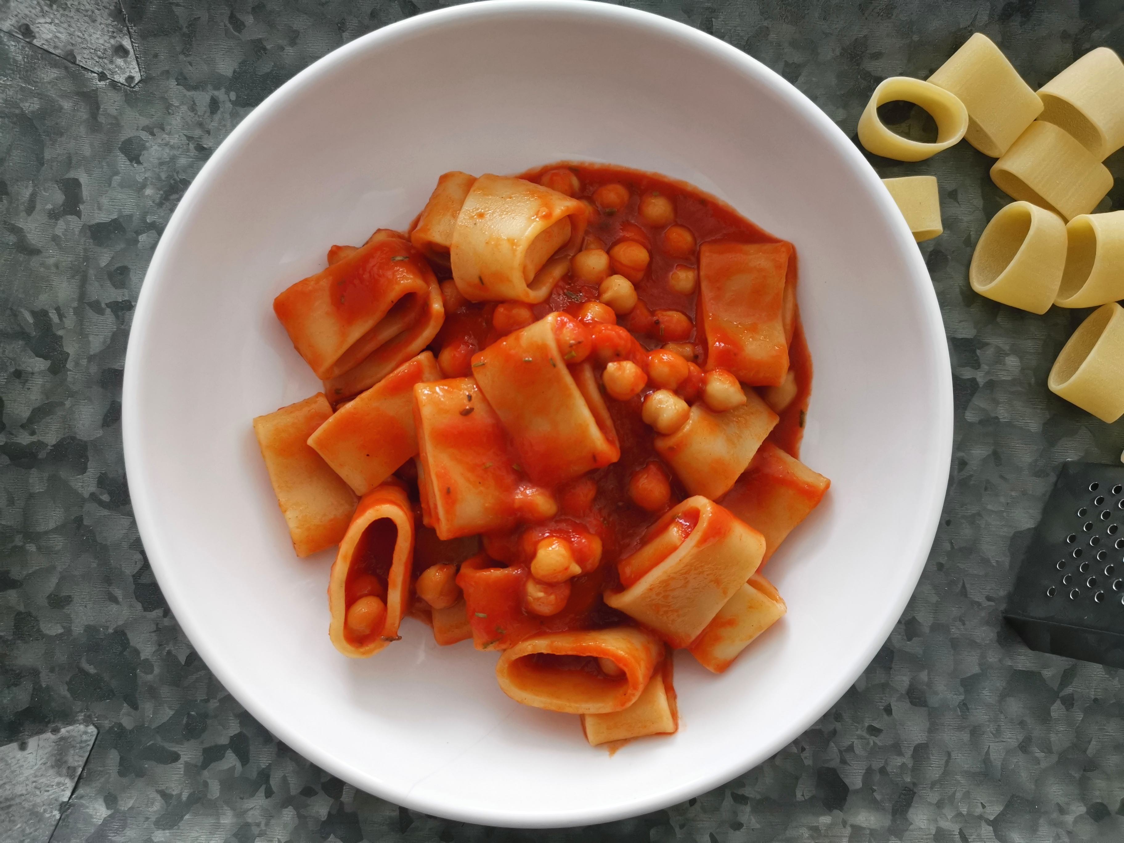 Today I am showing you a simple, quick recipe to make a delicious chickpea pasta featuring chickpeas and our calamari shaped pasta.