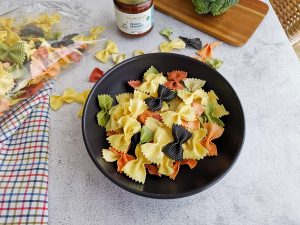 farfalle pasta with simple pasta sauce