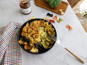 farfalle pasta with simple pasta sauce